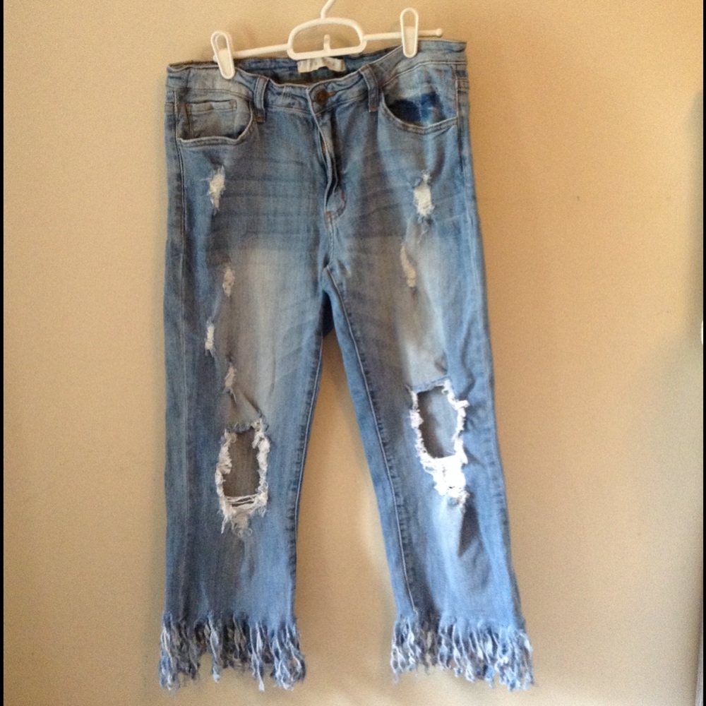 Distressed, Ripped, Cropped, Fringed jeans  w 32